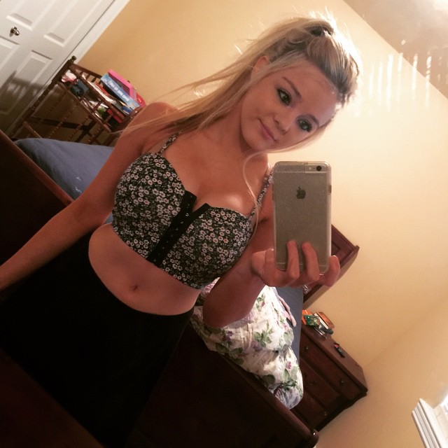 Blondiewondie / Srtsydney Cleavage Photos (72 pics)