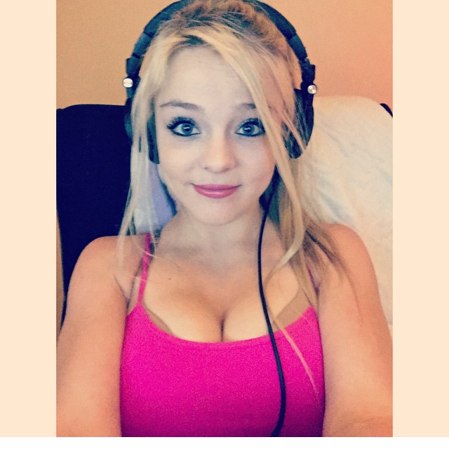 Blondiewondie / Srtsydney Cleavage Photos (72 pics)