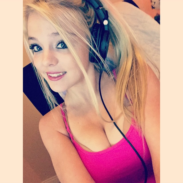 Blondiewondie / Srtsydney Cleavage Photos (72 pics)