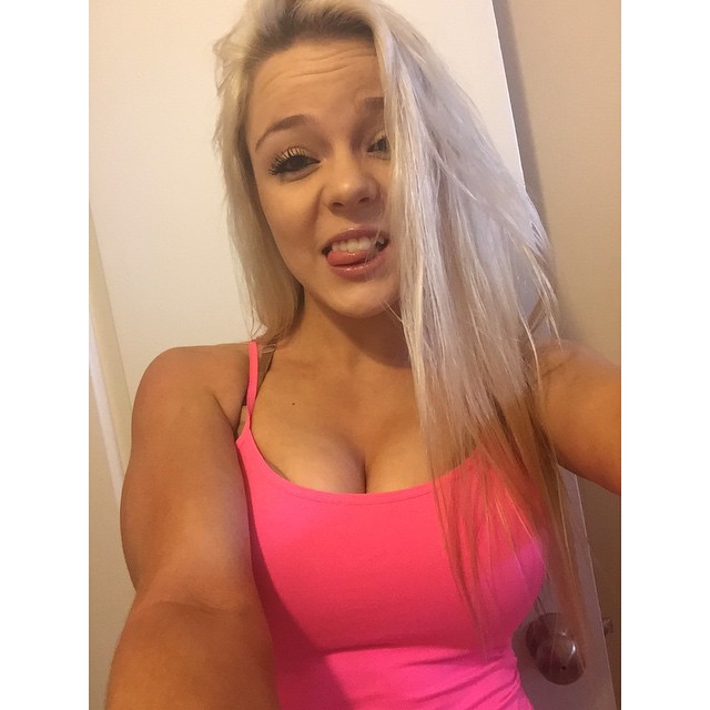Blondiewondie / Srtsydney Cleavage Photos (72 pics)