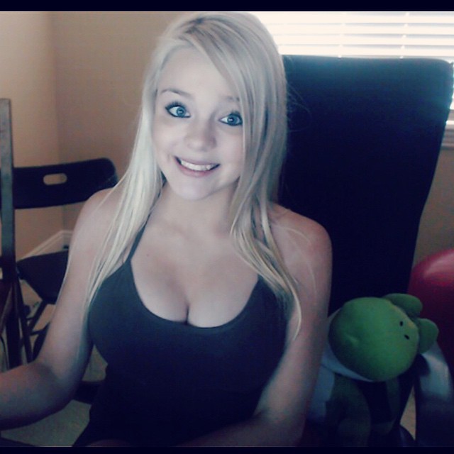 Blondiewondie / Srtsydney Cleavage Photos (72 pics)