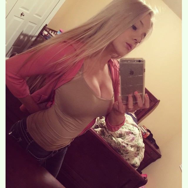 Blondiewondie / Srtsydney Cleavage Photos (72 pics)