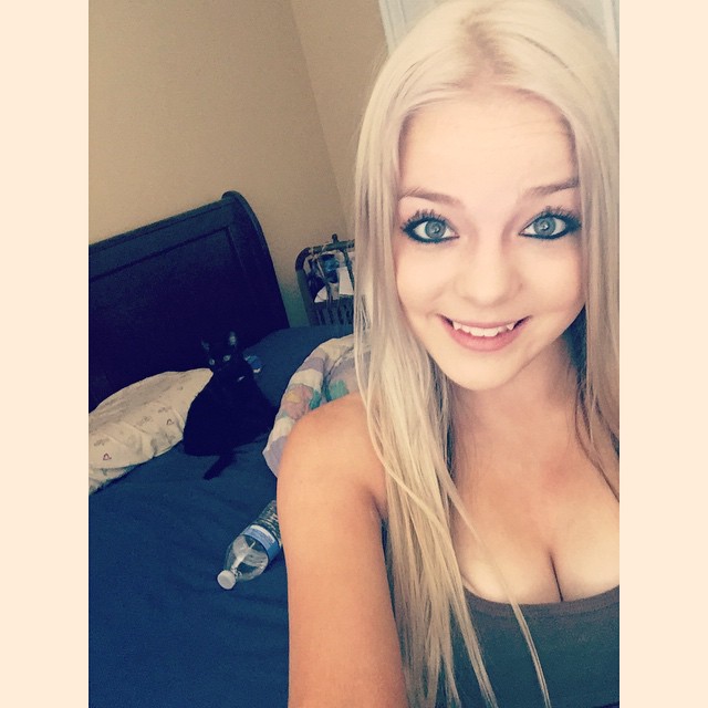 Blondiewondie / Srtsydney Cleavage Photos (72 pics)