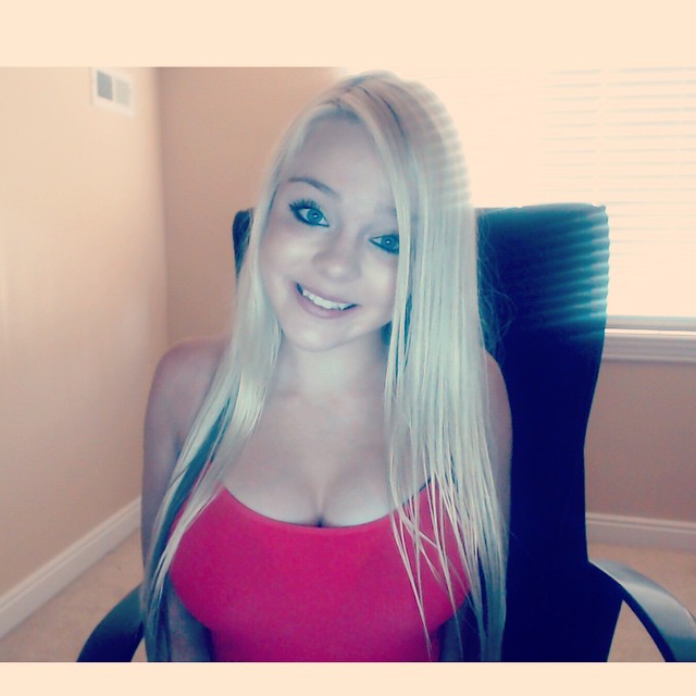 Blondiewondie / Srtsydney Cleavage Photos (72 pics)