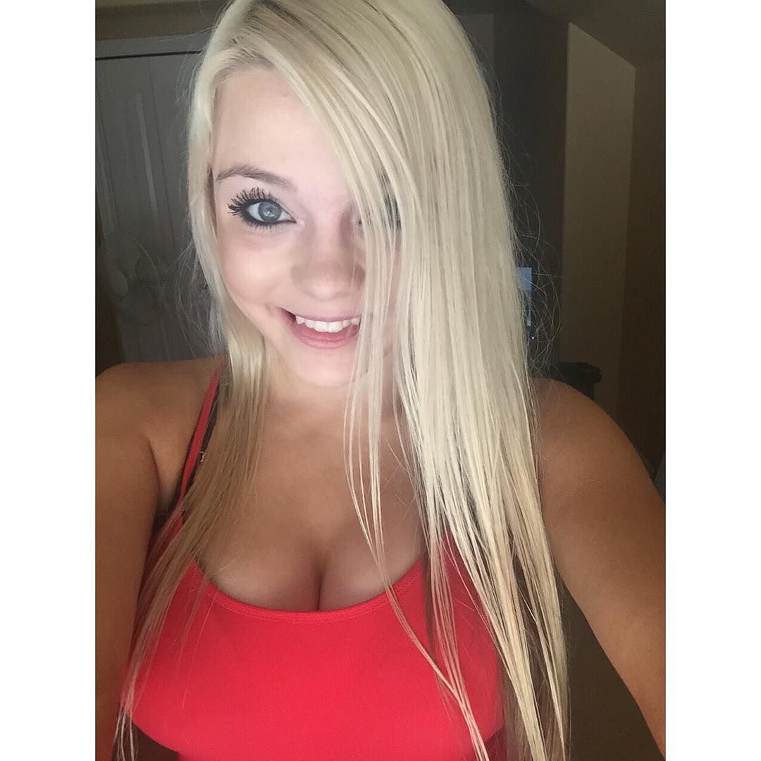Blondiewondie / Srtsydney Cleavage Photos (72 pics)