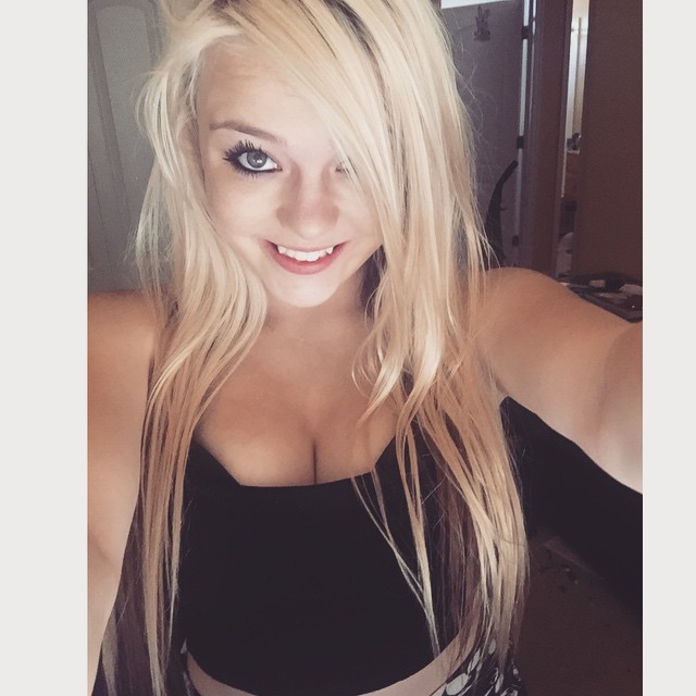 Blondiewondie / Srtsydney Cleavage Photos (72 pics)