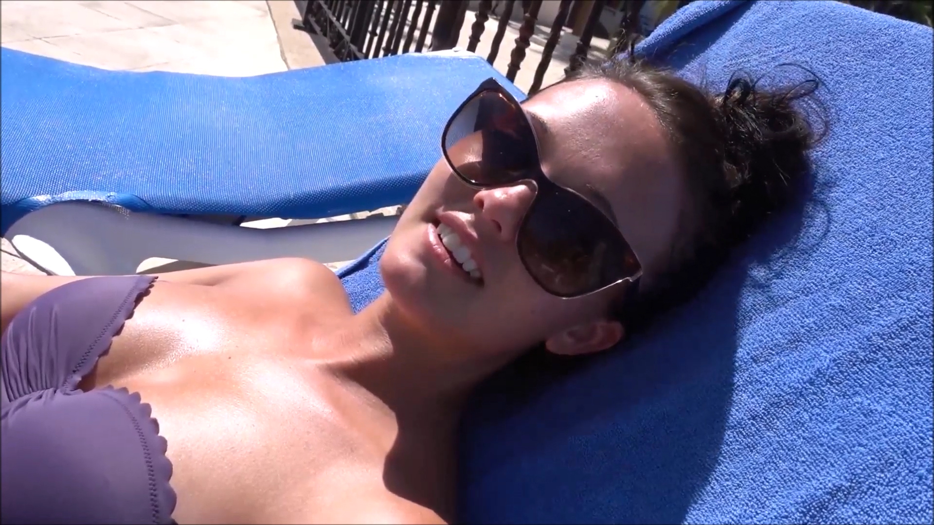 Brittney Atwood / Smith Bikini Cleavage (3 gifs 15 pics) .