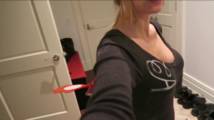 Jeana PVP Cleavage Peek (3 pics)