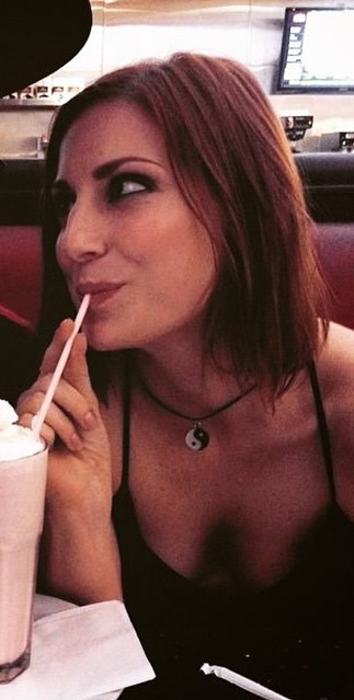 Bree Essrig Sexy Pictures (10 pics)