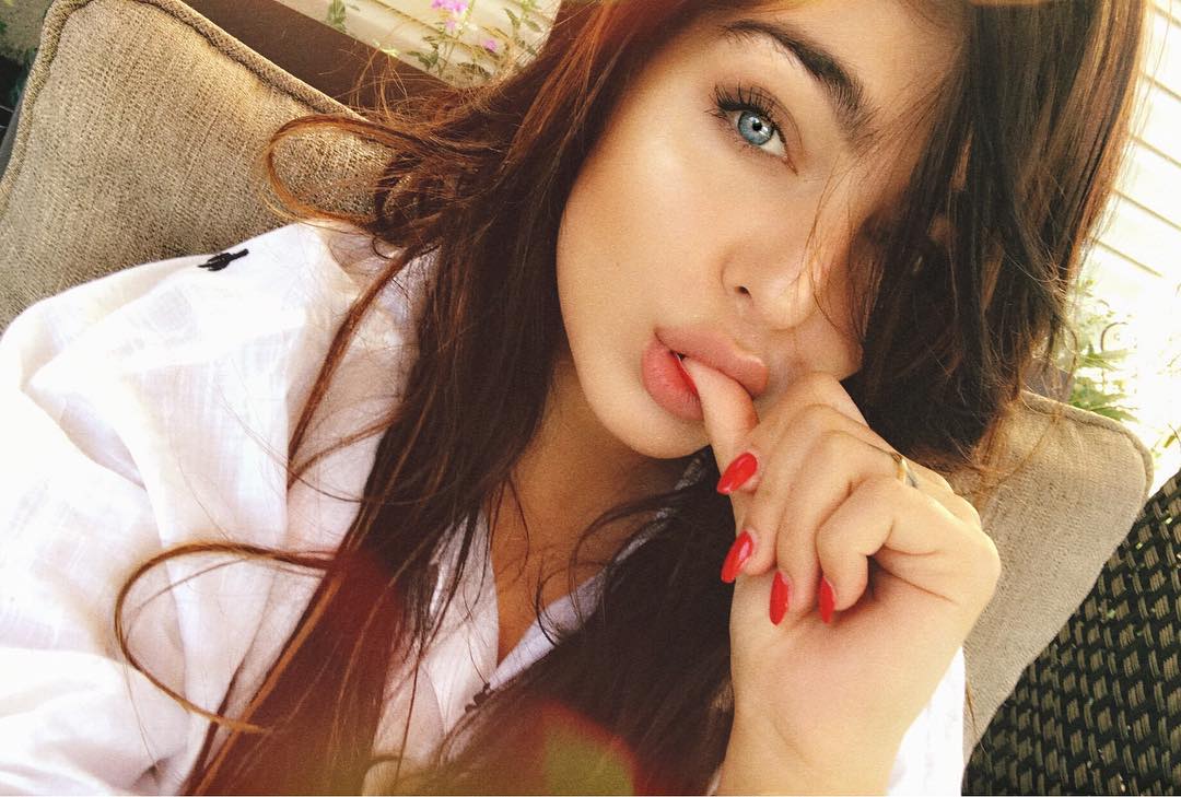 Emily Rinaudo Nude And Sexy Pictures (49 Pics)