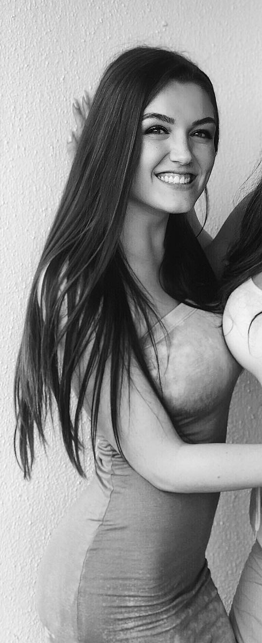 Ally Hardesty Sexy Pictures (22 Pics)